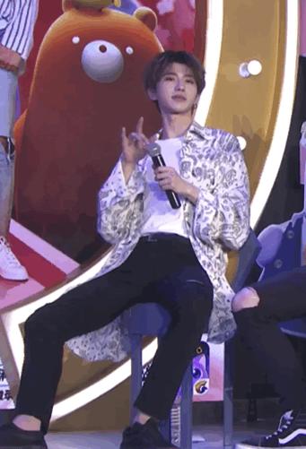 蔡徐坤林彦俊百变穿搭,蔡徐坤采访说林彦俊鞋子