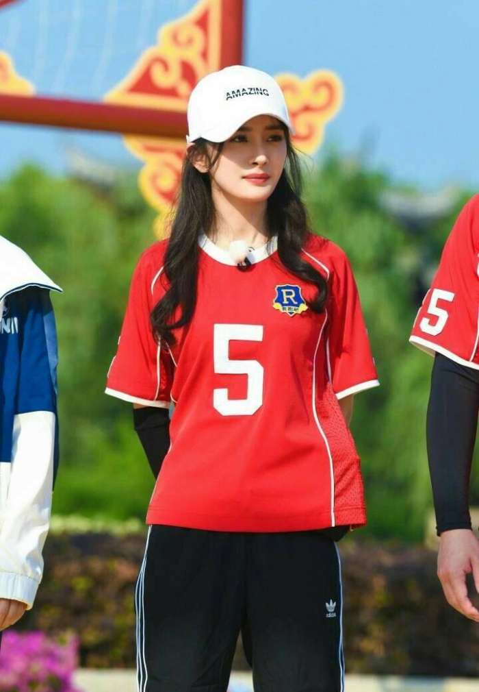 不就是抱了下小朋友嘛，你们至于把杨幂黑成这个样子吗？