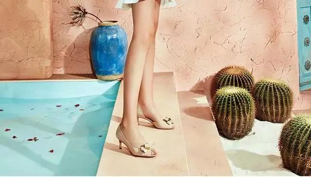 脚太宽穿凉鞋,脚太宽适合穿什么高跟鞋