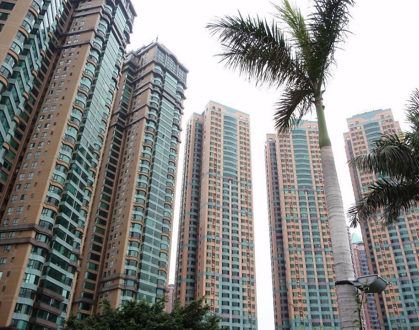 一刮风屋里就嗡嗡响怎么解决,一刮风屋里门就响怎么解决