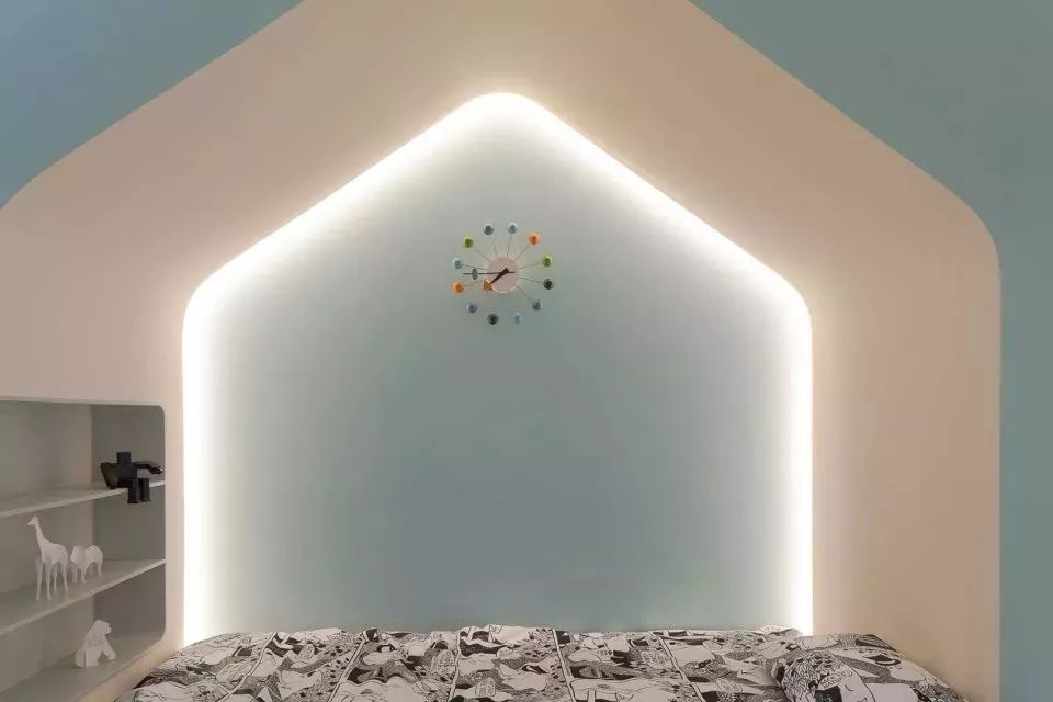 连树都种进房子！71岁高龄老房爆改“回春”，从危房到美宿，不只是惊艳！