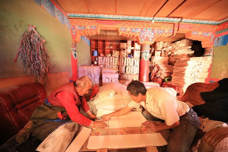 「读YA」“不知名”的万里墨香——德格印经院