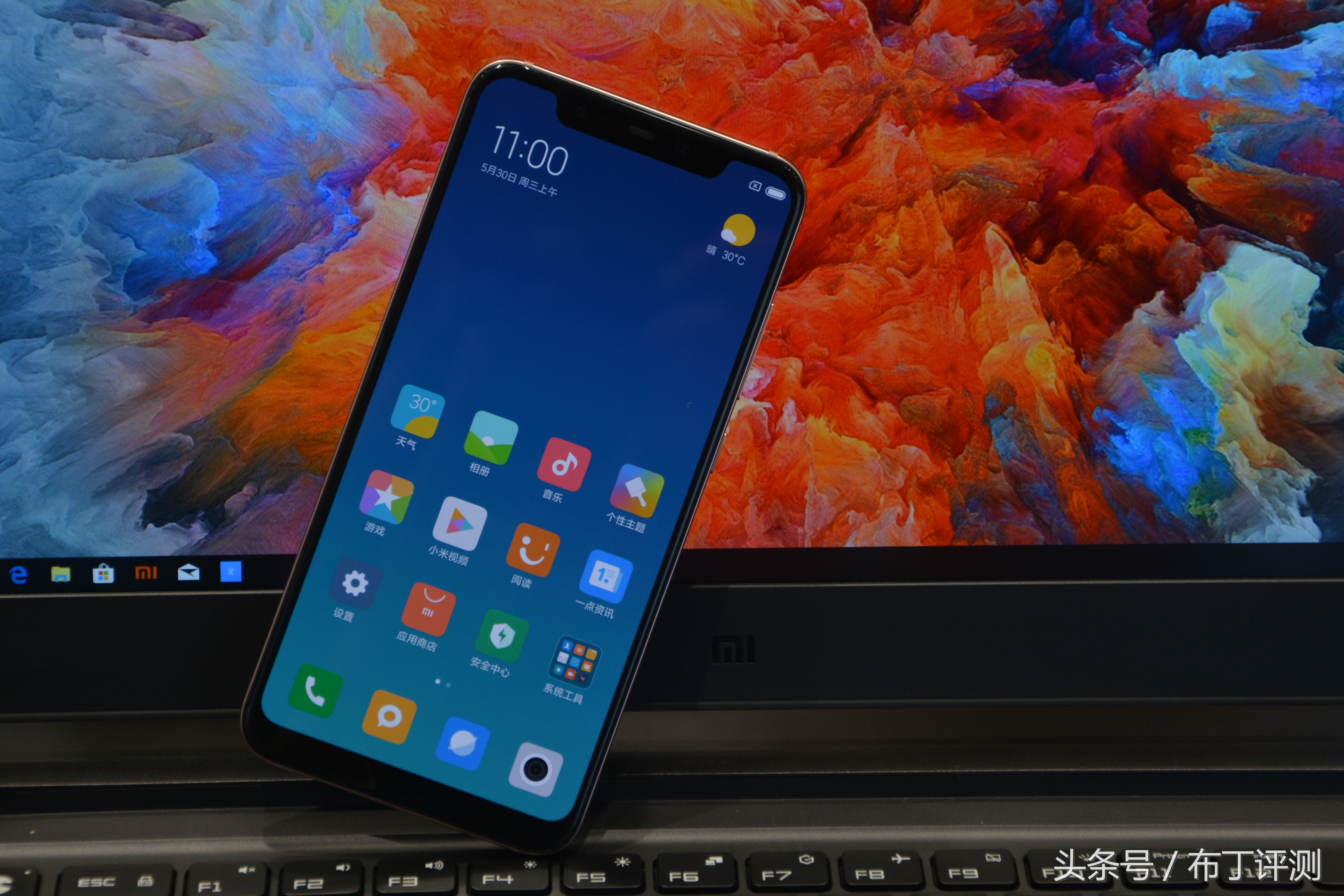 堪称国产版iPhoneX，全新配色加持，小米8金色版开箱简评！