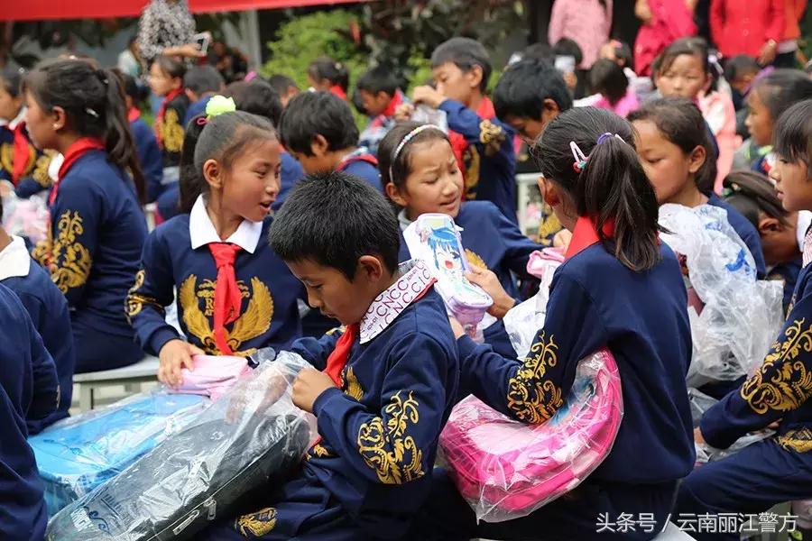 丽江公安走进宁蒗拉伯乡与小朋友们共度六一