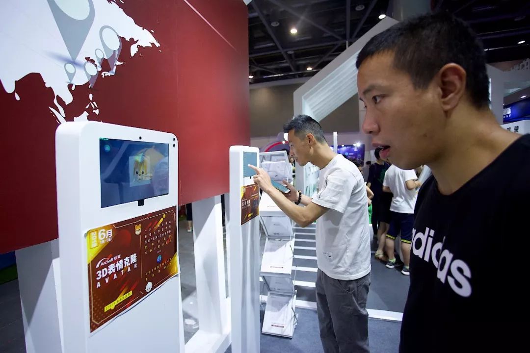 杭州人对未来的好奇心彻底爆发！10多万人在钱塘江边“看到未来”