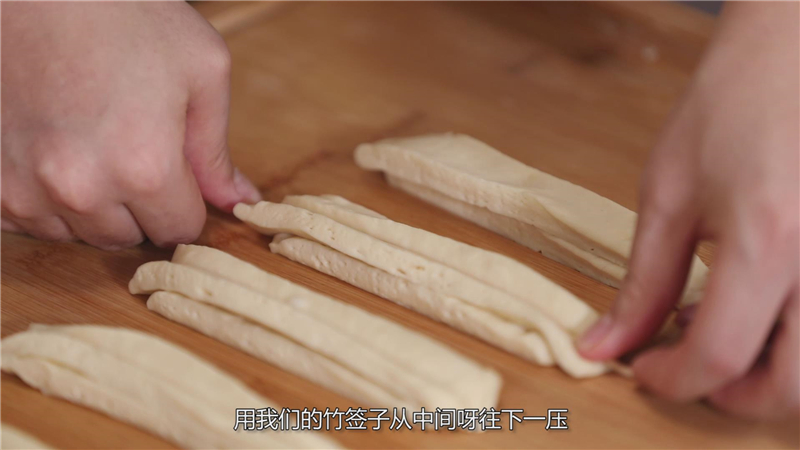 家常自制放心油条的做法视频,油条是怎么炸成的