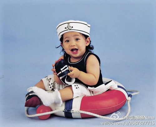 欧阳娜娜童年私照曝光,简直水蜜桃精转世,全身名牌这鞋太讲究了