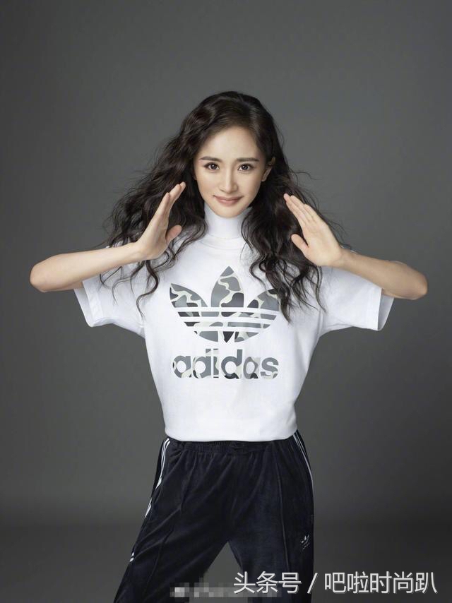 关晓彤踢足球变身美艳足球宝贝,杨幂baby穿成足球宝贝