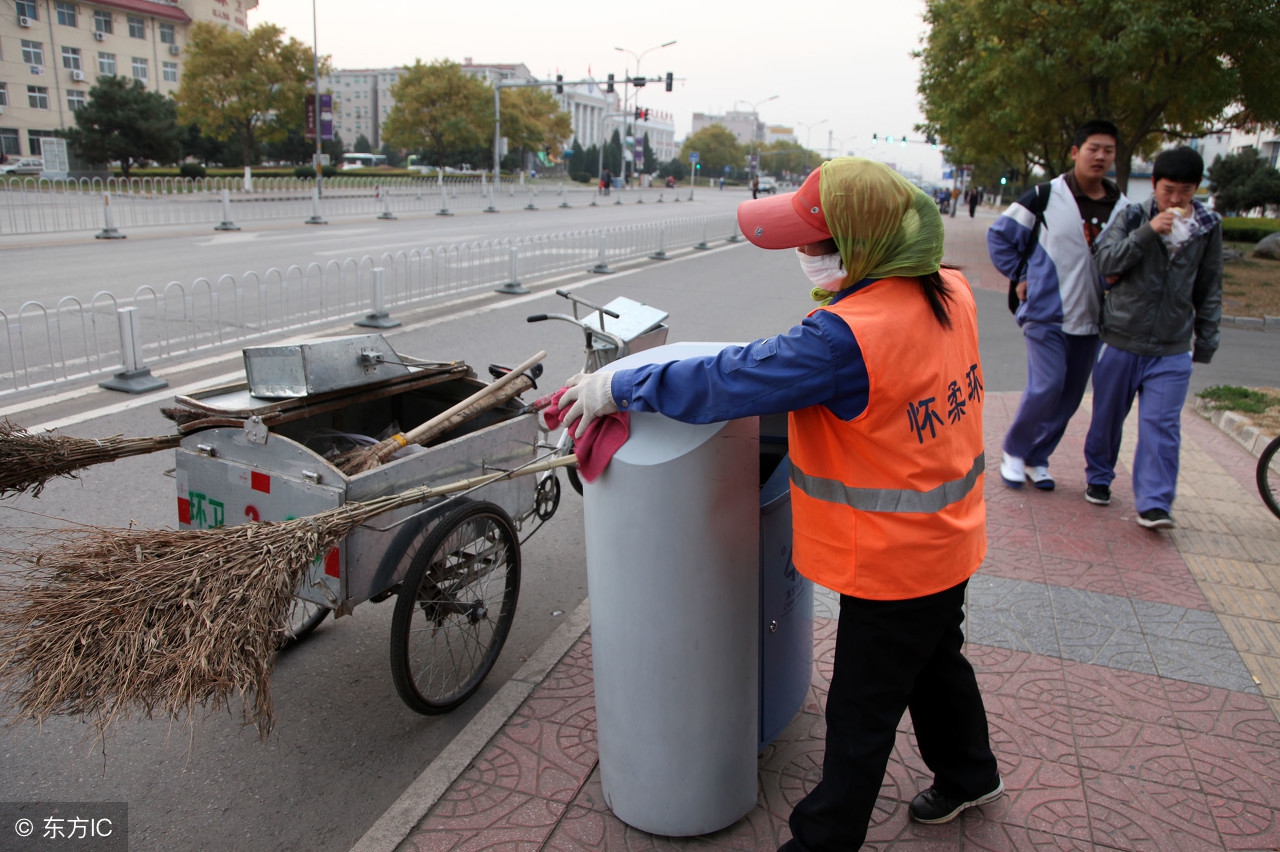致敬城市黄玫瑰,不畏严寒酷暑坚守岗位,城市中最可爱的人