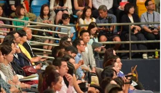 57岁刘德华和52岁爱妻现身女儿毕业礼，气质不输鲜肉小花