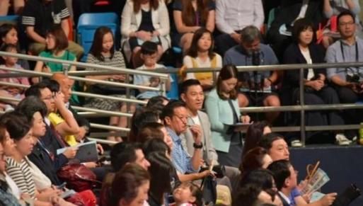 57岁刘德华和52岁爱妻现身女儿毕业礼，气质不输鲜肉小花