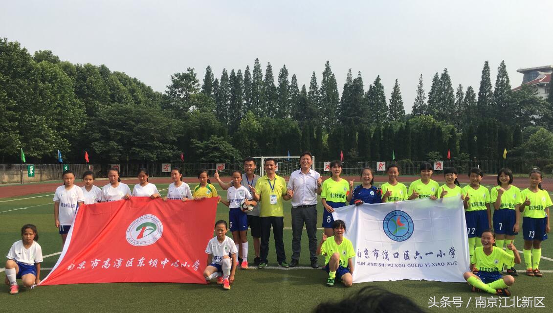 绿茵场上绽放足球梦,绿茵场上一起挥洒青春