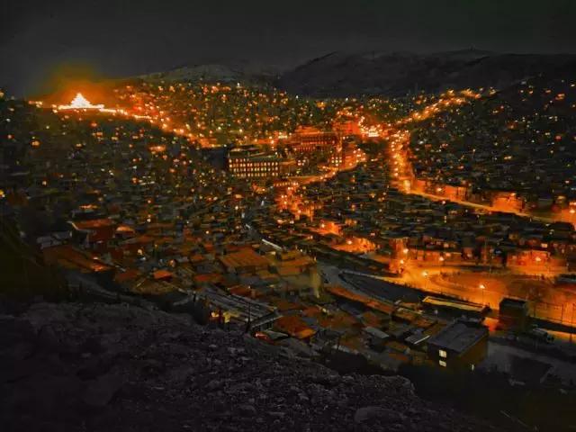 他放弃令人艳羡的工作，用摄影支持旅行梦想