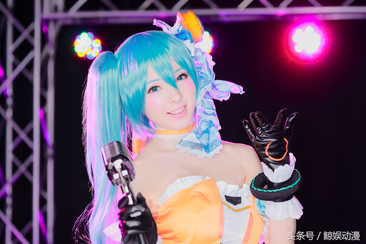 初音未来赛博朋克风cos,初音未来cos拿录取通知书