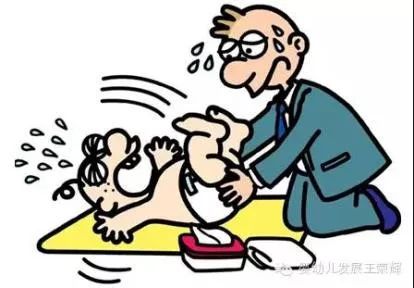 给宝宝换纸尿裤时发现不对,如何给宝宝换纸尿裤才能不腰疼