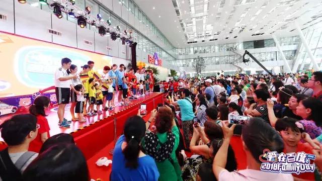 世界杯开幕人群组成球员踢球,百度世界杯活动