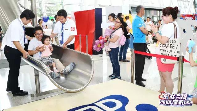 世界杯开幕人群组成球员踢球,百度世界杯活动