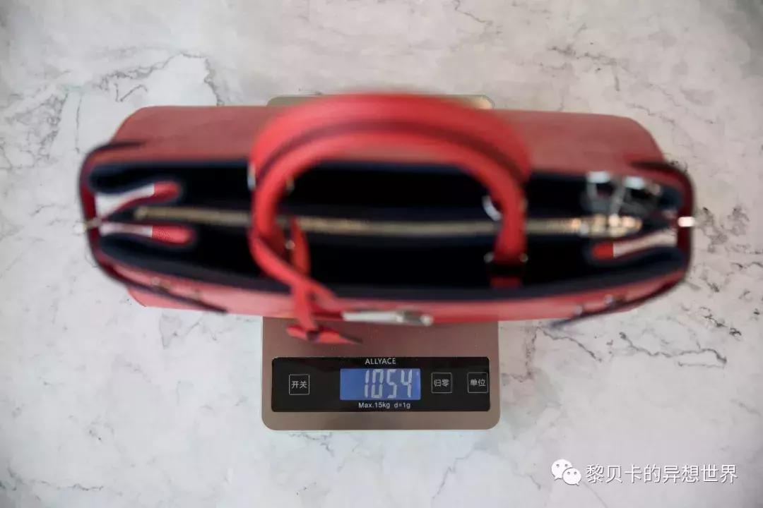 她们买了不少包，但天天背的还是这几个