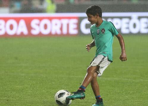 C罗大儿子前方高能天赋异禀！倒钩不在话下球迷：这小子有腹肌