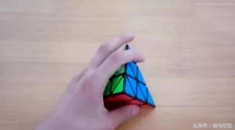 金字塔魔方还原教程的最后一步,金字塔魔方剩三个棱块怎么还原
