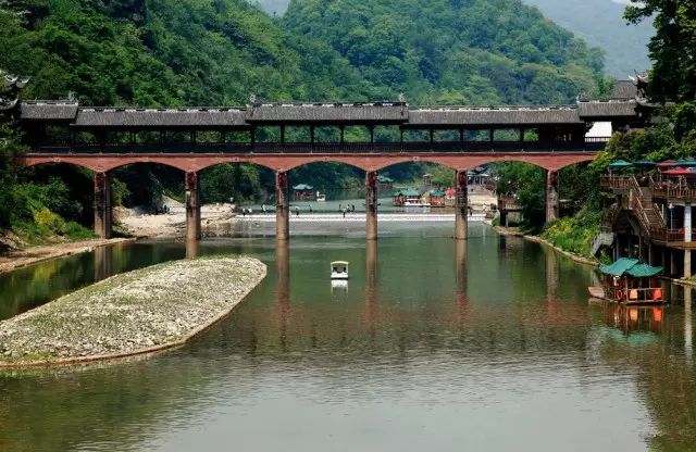 避暑耍水爽一夏！低至4折≈258元抢街子古镇艺家精品酒店住宿一晚！双早+游泳+逛古镇……屋里搓麻~山涧耍水~全家游~凉快的很！