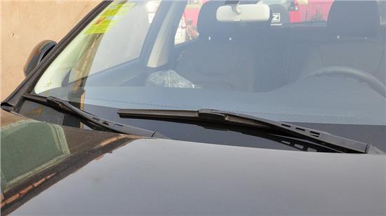汽车雨刷器什么情况下要换,汽车上的雨刷器和玻璃水使用方法