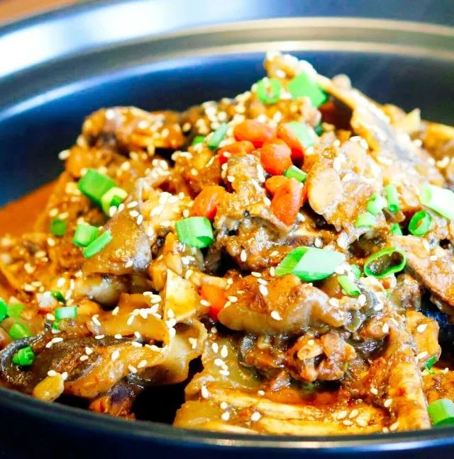 这家餐厅怎么做的如此火爆,这家餐厅的菜品丰富多样