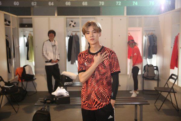 鹿晗踢足球秀装备,鹿晗2018足球杯