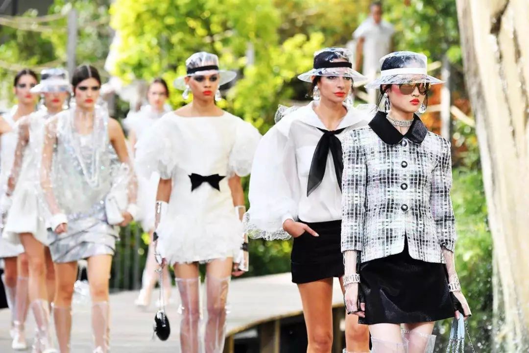 倪妮易烊千玺同框,又懒又想拍照