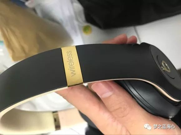 托人从香港带回来的beatsstudio3wireless录音师三代蓝牙怎么看起来有点怪？