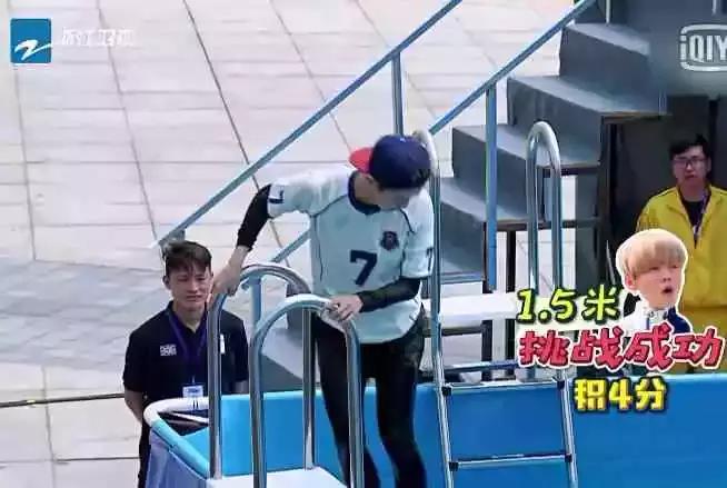 鹿晗水上漂掉水里,鹿晗海底观看反应