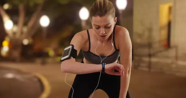 炎炎夏日不愿动？没关系，收好这份夜跑指南，在晚上悄悄燃脂