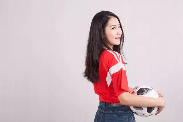 这些空姐都是正宗女球迷