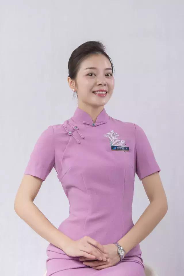 这些空姐都是正宗女球迷