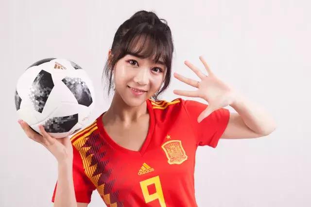 这些空姐都是正宗女球迷