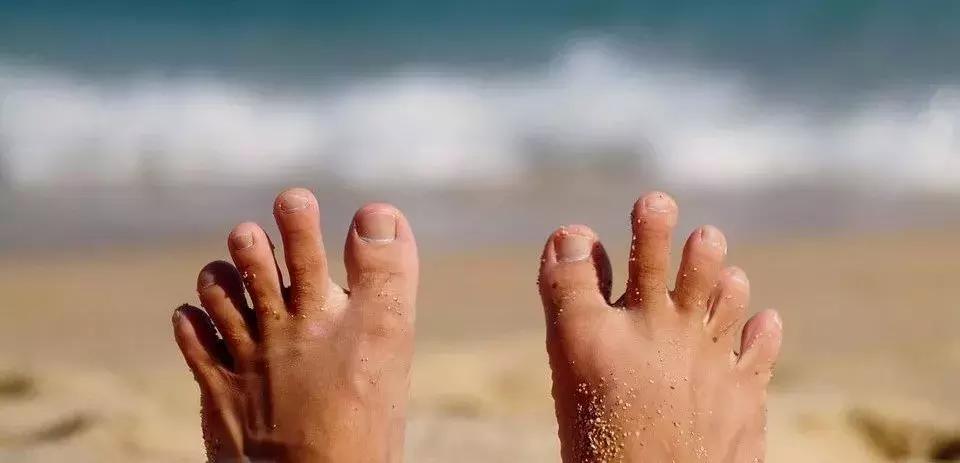 跑步跑到脚趾甲盖里面有水泡图片,跑步脚上出现黑趾甲该怎么处理