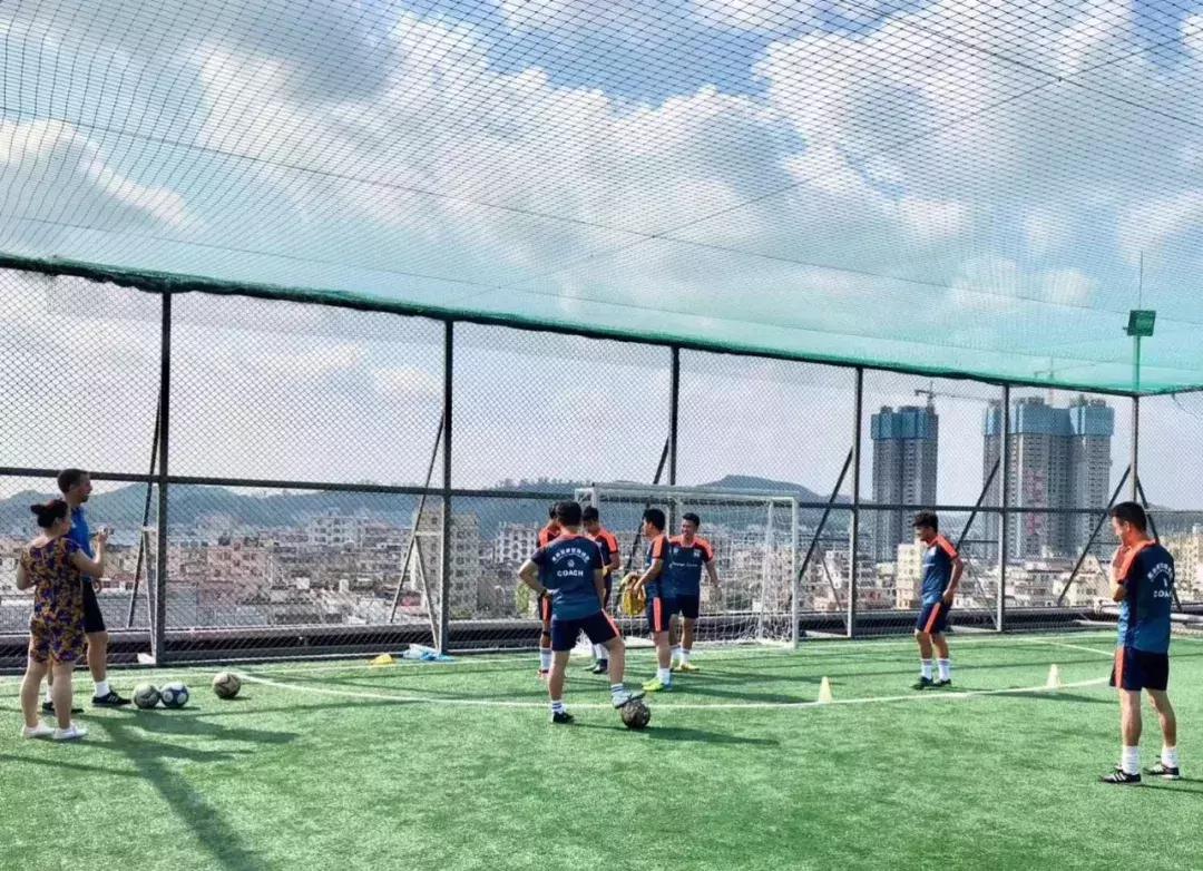 签约仪式足球,青训签约仪式