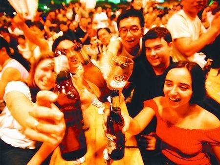 6月14日，到仙女山用650寸巨型电视机看世界杯开幕