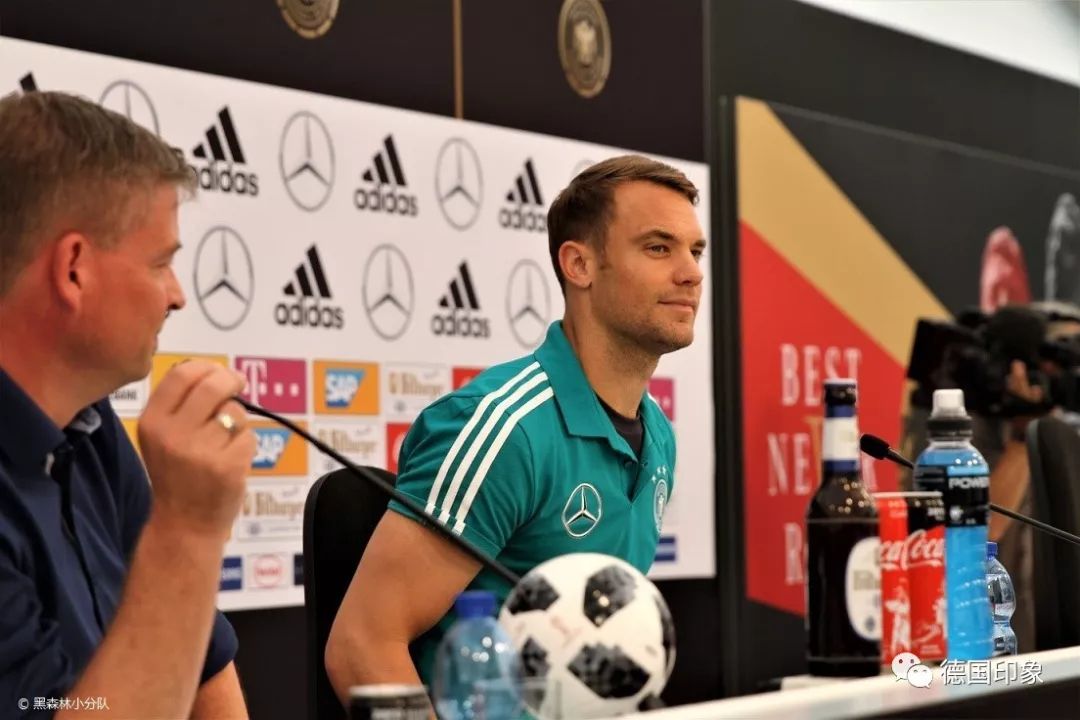 德国夺冠后向观众展示大力神杯,2022世界杯德国队虽败犹荣