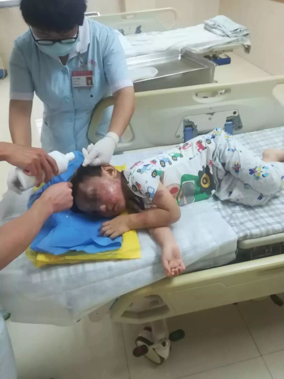 十岁男孩遭母亲毒打遍体鳞伤,四岁男童被亲妈打后续