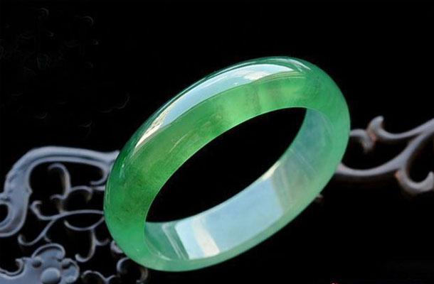 白玉光手镯怎么选,日月昌珠宝图片