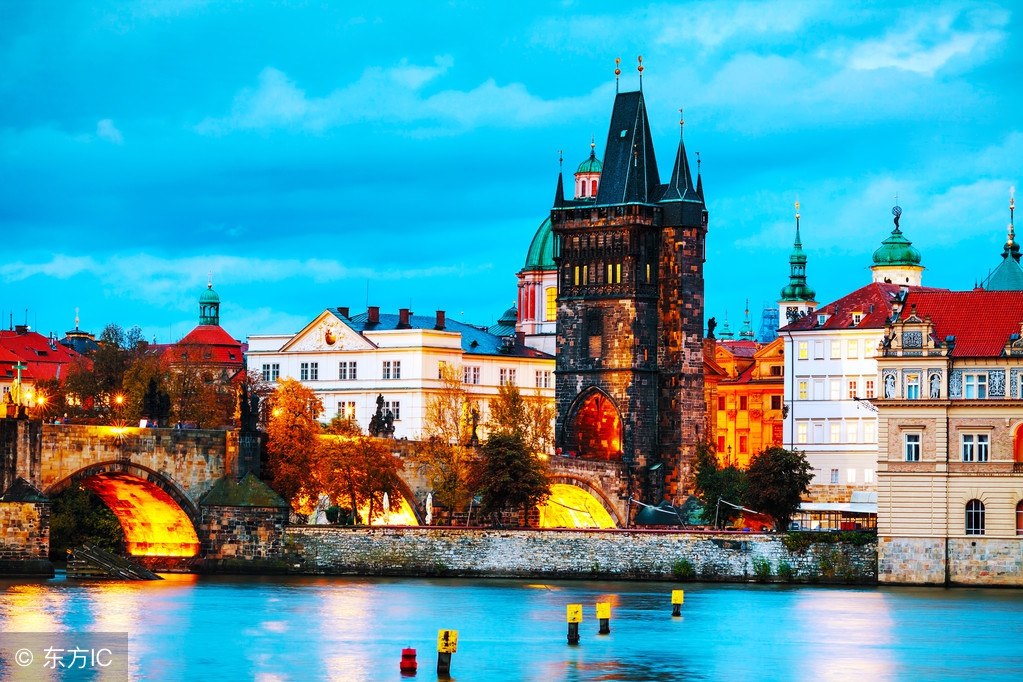 夜幕下的布拉格广场变得如此美好,布拉格广场
