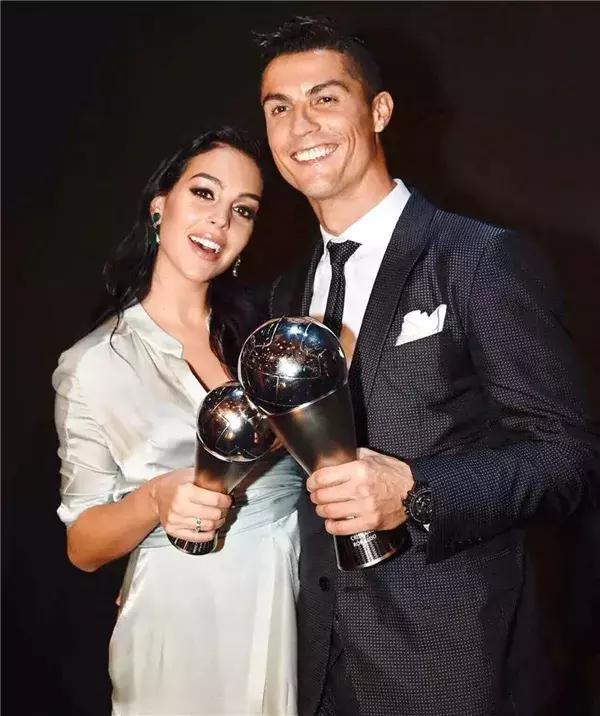 从姐弟恋到保姆上位世界杯球星背后的女人都不简单