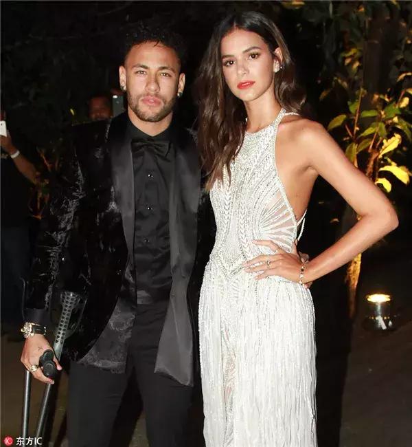 从姐弟恋到保姆上位世界杯球星背后的女人都不简单