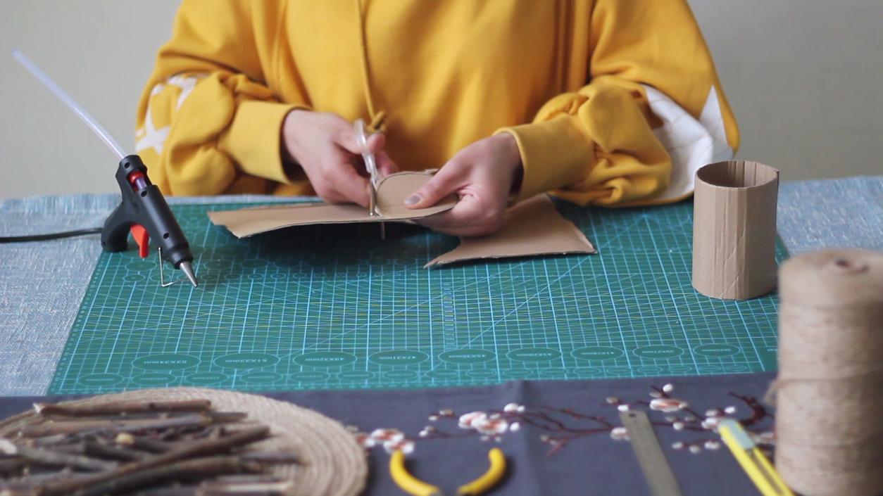 一个快递盒做的手工,一个快递盒变废为宝小班