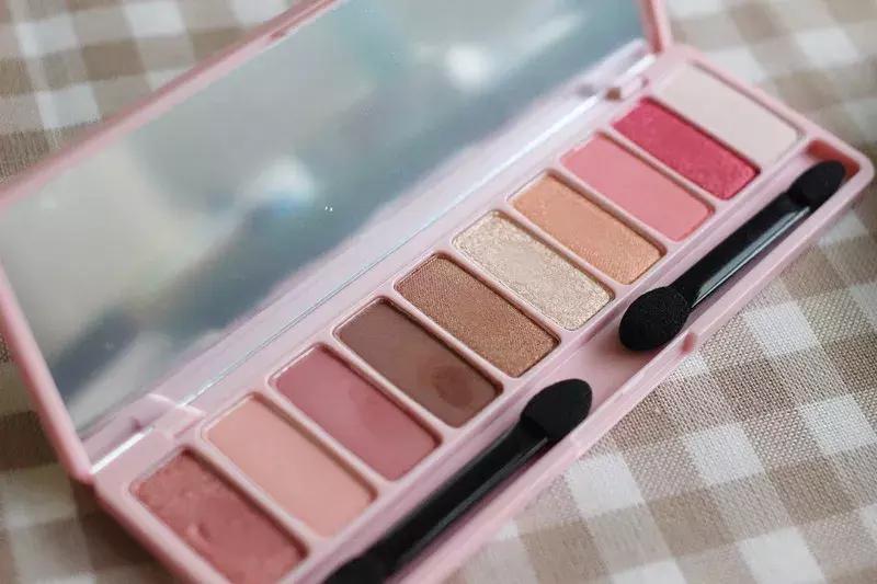 只需10步一个完美眼妆出炉,可爱又有气场的眼妆教程