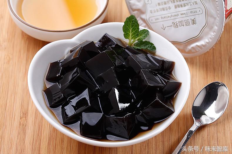 龟苓膏比秋梨膏更能解暑热,炎炎夏日来一碗清凉解暑的龟苓膏