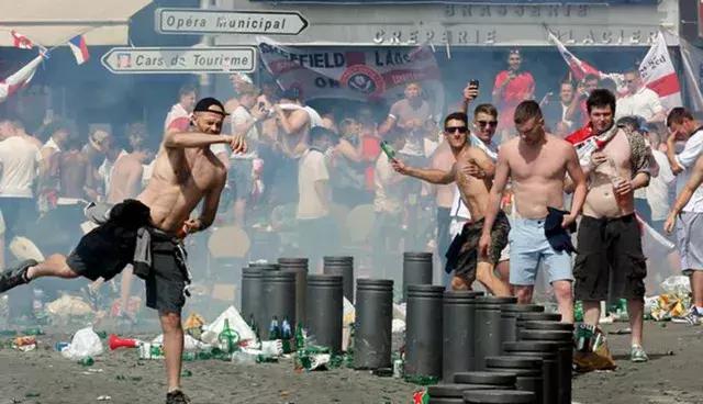 俄罗斯足球流氓打架斗殴,俄罗斯足球流氓暴揍英格兰