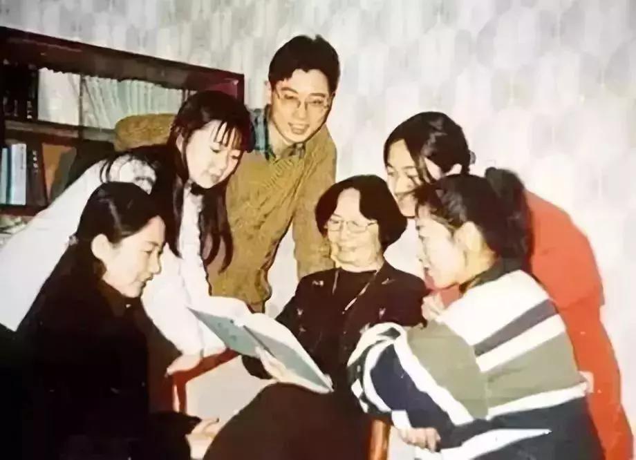 94岁裸捐1857万，她是中国最后一个穿裙子的先生，却从未上热搜，少人问津……