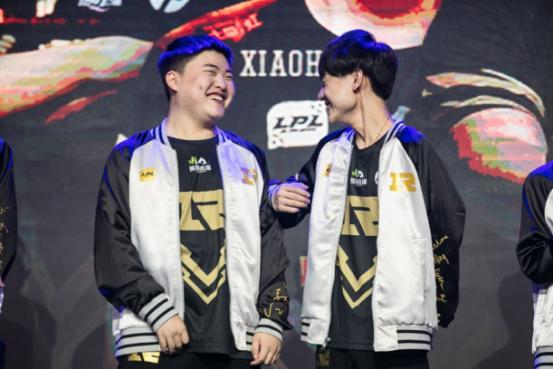 rng夺冠粉丝泪目,rng夺冠中国粉丝庆祝震撼场面